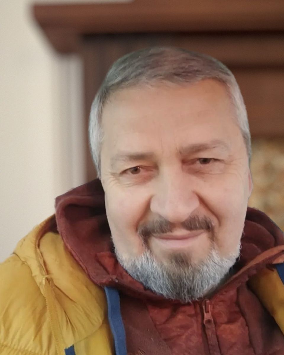 Марк Хамер — художник и мастер по дереву, на фоне своей рамы «Классика»